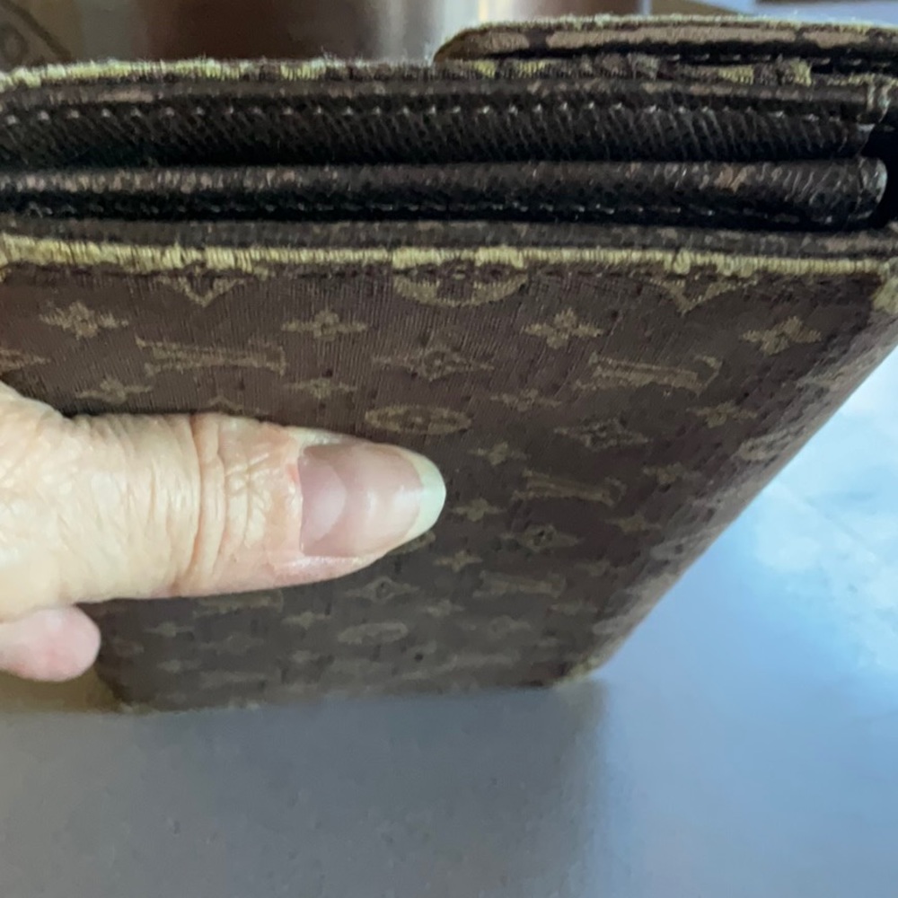 LV Luxury wallet in pre owned condition. Please check photos for call outs! - Picture 4 of 6